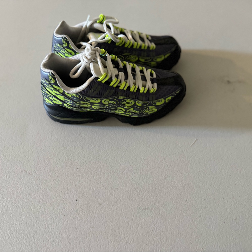 Nike Airmax (Black/Neon Logo)